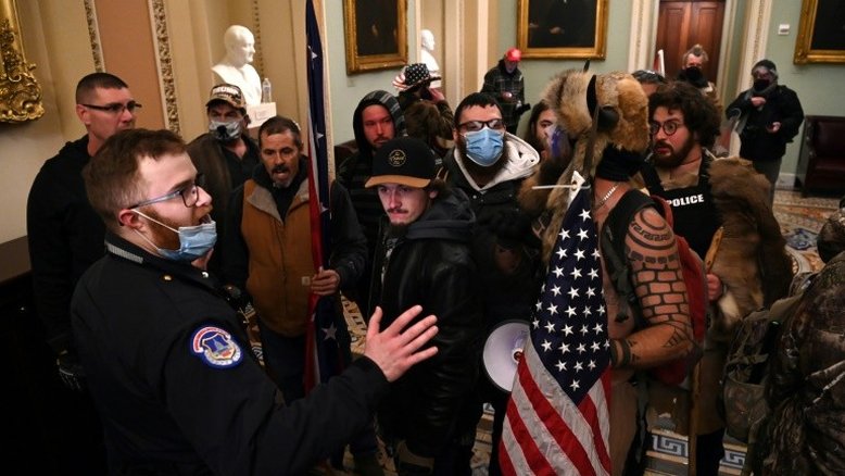 Polícia remove apoiadores de Trump do Capitólio dos EUA e reforça toque de recolher