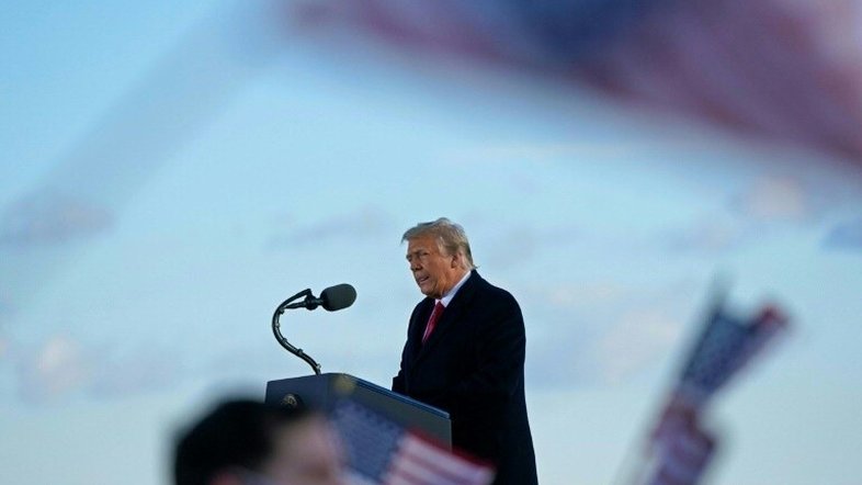 Câmara de Representantes dos EUA envia pedido de impeachment de Trump para Senado