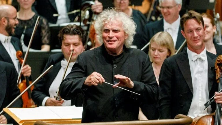 Maestro britânico Simon Rattle deixa Londres por Munique