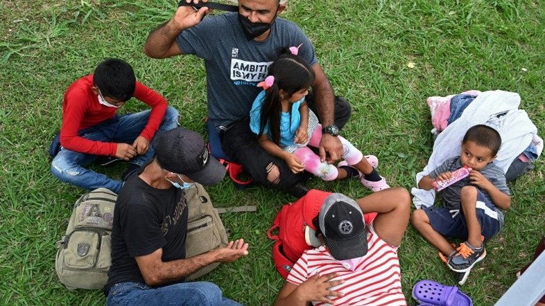 Caravana hondurenha de migrantes chega na Guatemala, rumo aos EUA