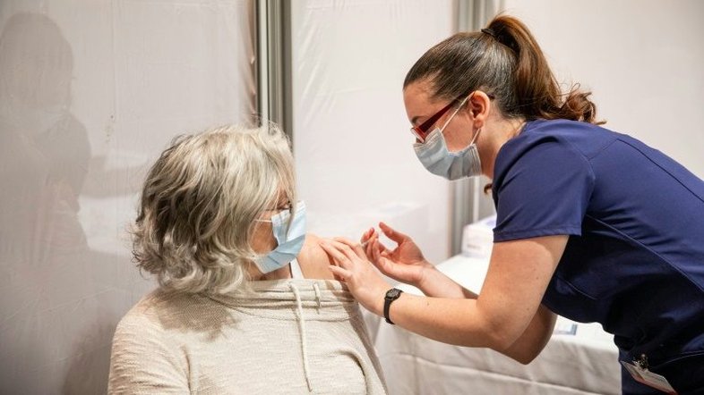 Vacinação de idosos a partir de 90 anos é adiantada para esta sexta na cidade de SP