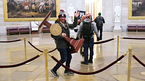 Apoiador de Trump que invadiu capitólio fantasiado de viking é preso 6 Apoiador de Trump que invadiu capitólio fantasiado de viking é preso
