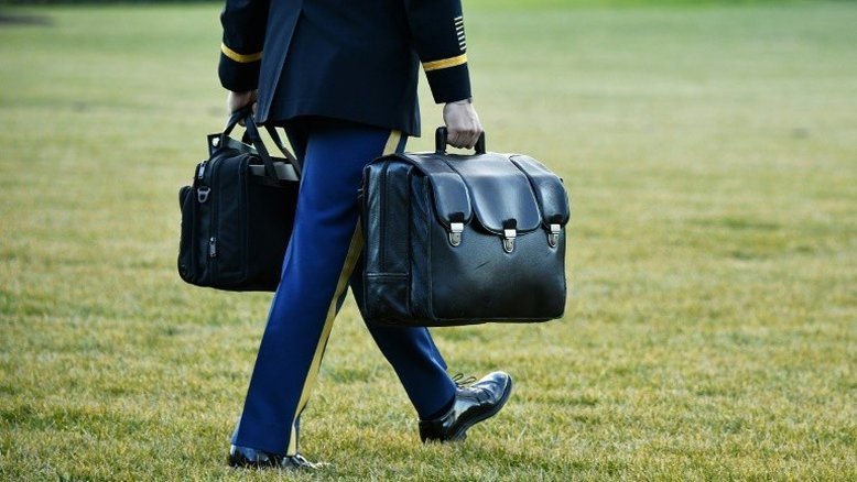 Ausência de Trump obriga Biden a reformular entrega de códigos nucleares