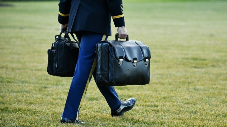 Ausência de Trump obriga Biden a reformular entrega de códigos nucleares