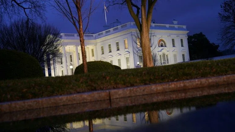 Republicanos multiplicam pedidos de renúncia de Trump, Pelosi ameaça impeachment