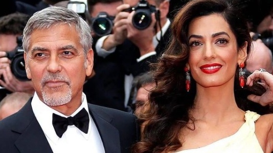 George Clooney revela que troca cartas com a esposa na quarentena: "Coloco na mesa dela"