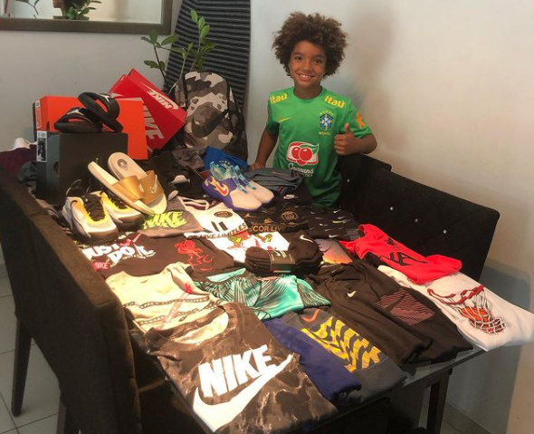 Jóia do Santos de 8 anos é o mais jovem a assinar com gigante fornecedora esportiva 2 Jóia do Santos de 8 anos é o mais jovem a assinar com gigante fornecedora esportiva