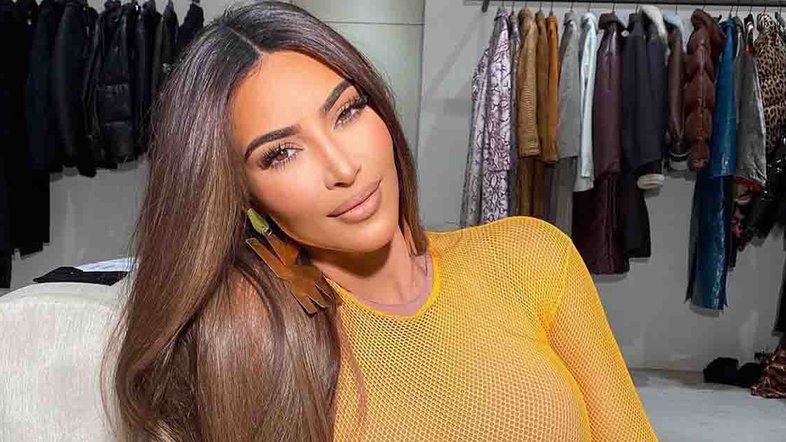 Deslumbrante, Kim Kardashian aposta em casacão brilhante de R$130,5 mil para celebrar aniversário