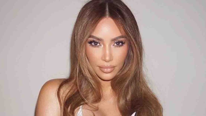 Kim Kardashian recebe críticas após foto usando colar de diamantes
