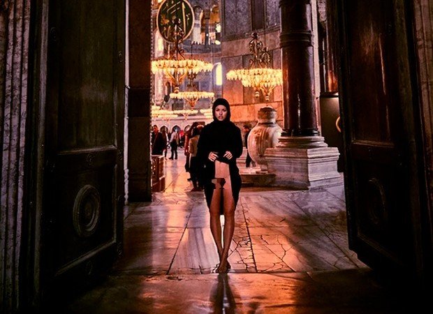 Modelo da ‘Playboy’ se desculpa após posar nua em mesquita