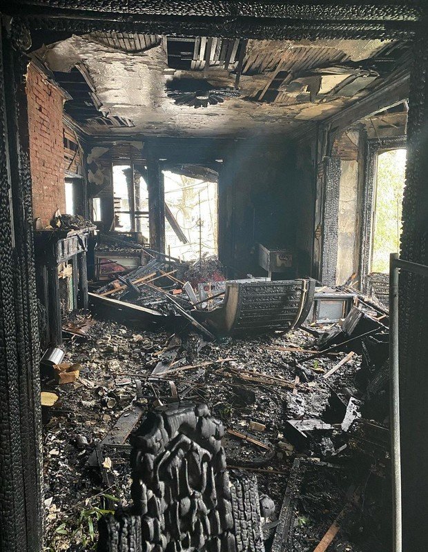 Homem joga gasolina e incendeia casa de ator nos Estados Unidos