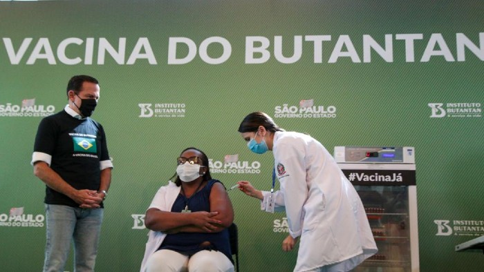 Enfermeira é primeira vacinada contra Covid no Brasil