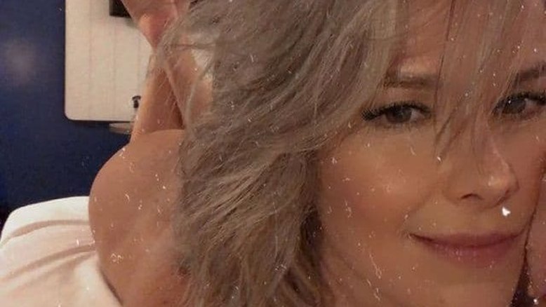 "Estou me sentindo maravilhosa", diz Samara Felippo em foto nua e grisalha