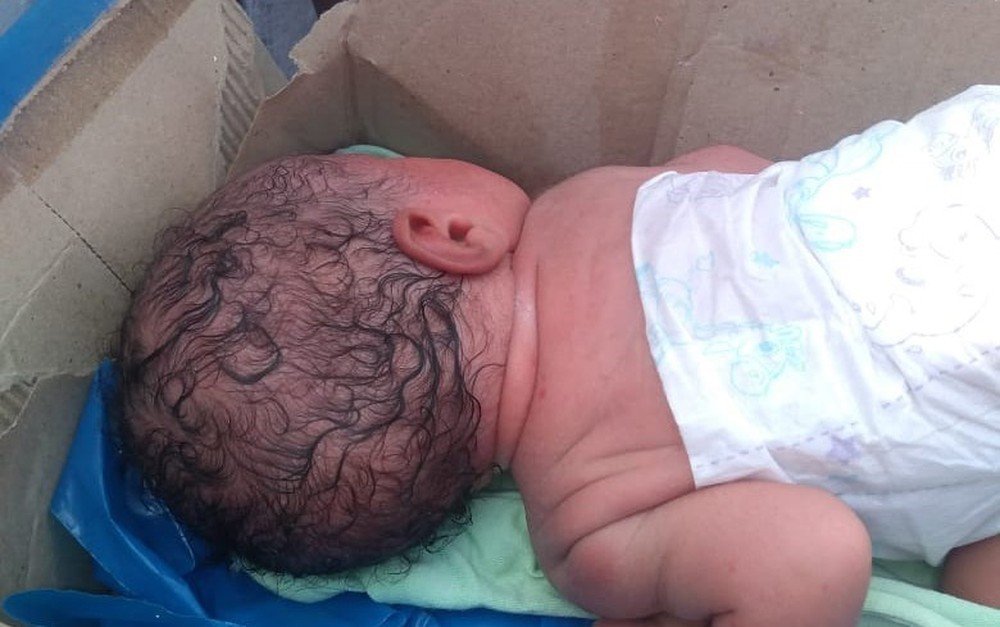 BA: Recém-nascida é encontrada em caixa de tênis próxima de contêiner de lixo 2 BA: Recém-nascida é encontrada em caixa de tênis próxima de contêiner de lixo