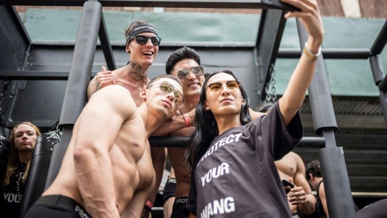 Estilista Alexander Wang é alvo de novas acusações de assédio sexual