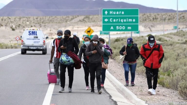 Travessias irregulares de migrantes aumentam na fronteira Bolívia-Chile