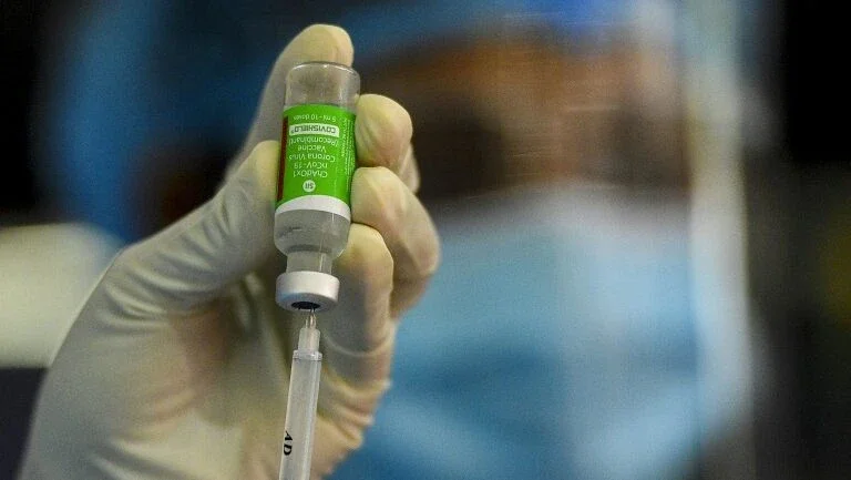 Vacina de Oxford reduz transmissão em 67% após uma dose, diz estudo