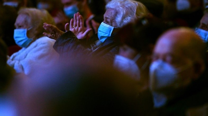 Vacinados e autorizados a se divertir, residentes de casas de repouso vão ao teatro