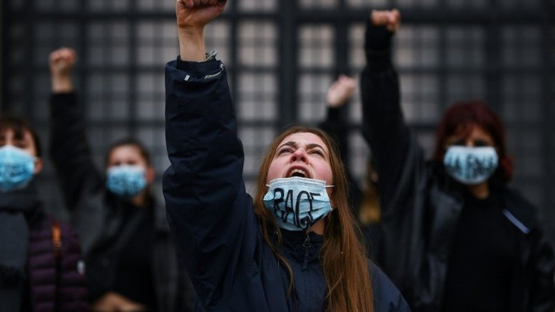 França planeja tornar crime relações sexuais com menores de 15 anos