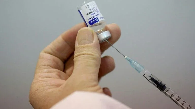 Vacina russa Sputnik V tem eficácia superior a 91%, afirma estudo