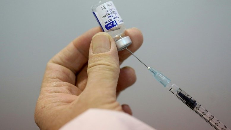 Vacina russa Sputnik V tem eficácia superior a 91%, afirma estudo