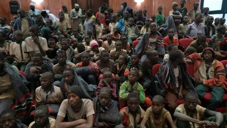 Nigéria tem novo sequestro em escola com centenas de jovens desaparecidas
