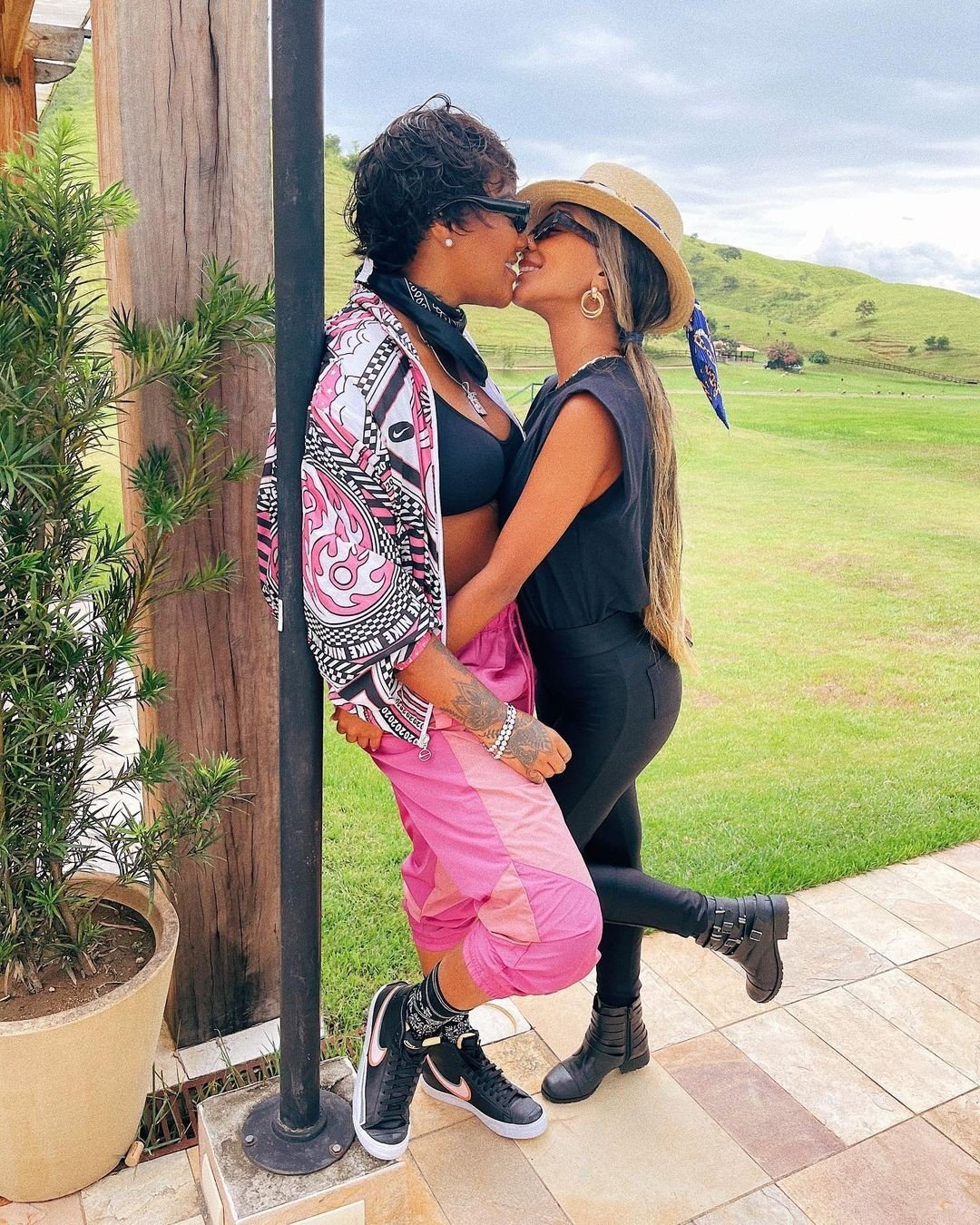 Ludmilla posta foto de beijo em Brunna e se declara: ‘Com você tudo fica tão leve’