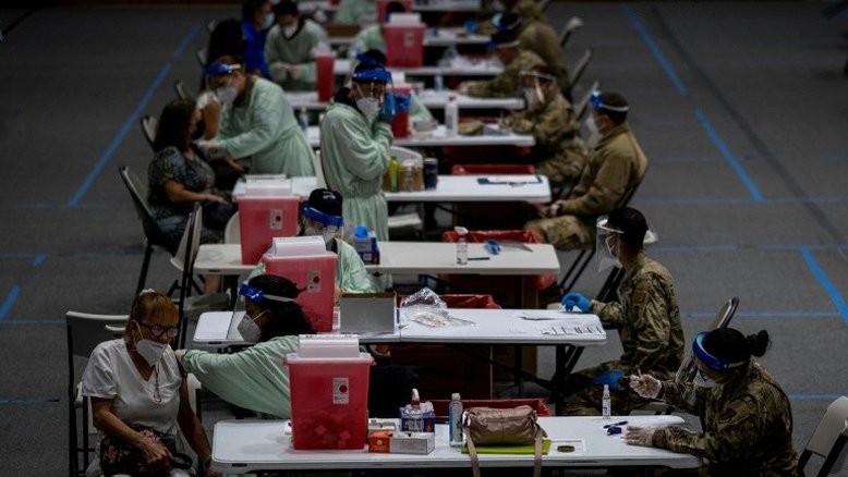 Passaporte de vacinação: o passe para a 'vida normal' ou uma afronta às liberdades?