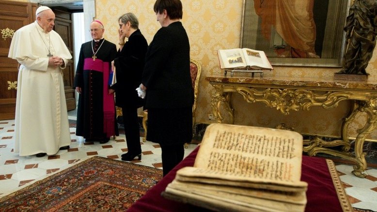 Papa Francisco recebe antigo manuscrito iraquiano salvo dos jihadistas