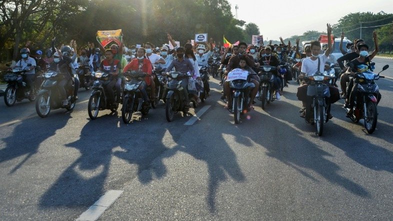 Junta militar em Mianmar aumenta repressão enquanto protestos continuam