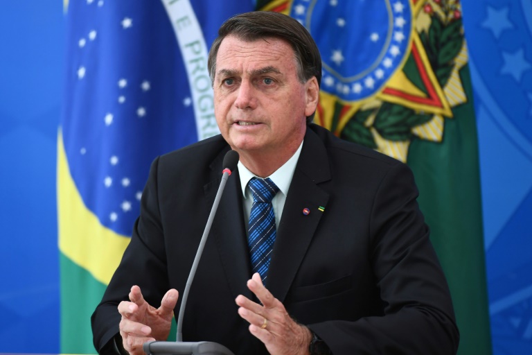 Bolsonaro zera imposto federal do diesel e ameaça presidente da Petrobras