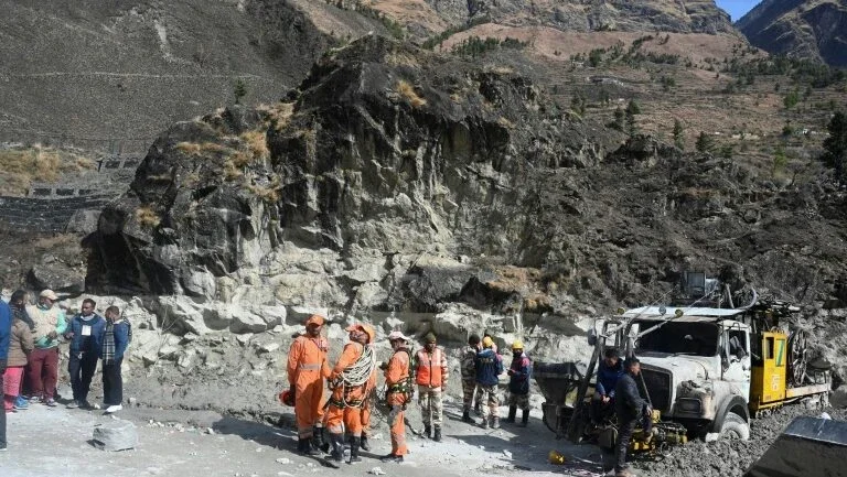 Luta dramática para salvar trabalhadores presos em túnel na Índia