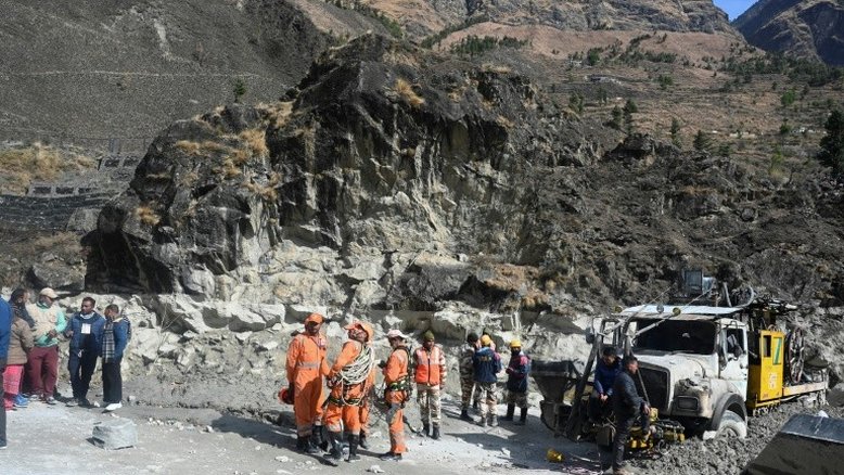 Luta dramática para salvar trabalhadores presos em túnel na Índia
