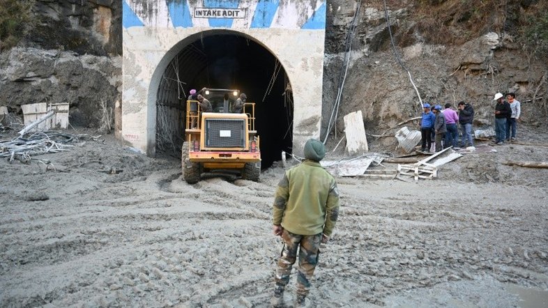 Homens sobrevivem a túnel inundado após queda de geleira na Índia