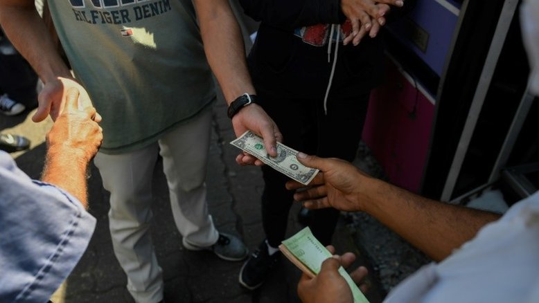 Ônibus na Venezuela: 'casas de câmbio' sobre rodas