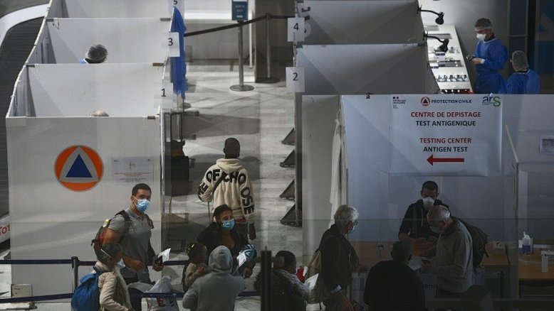 UE adota novas restrições para viajantes