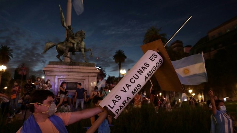 Protestos contra 'vacinação vip' reúnem milhares de pessoas na Argentina
