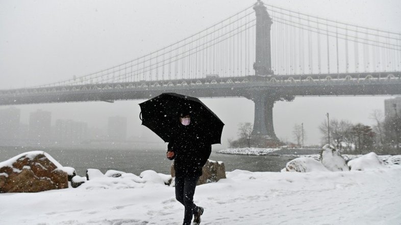 Texanos enfrentam longas filas sob frio polar para conseguir água potável