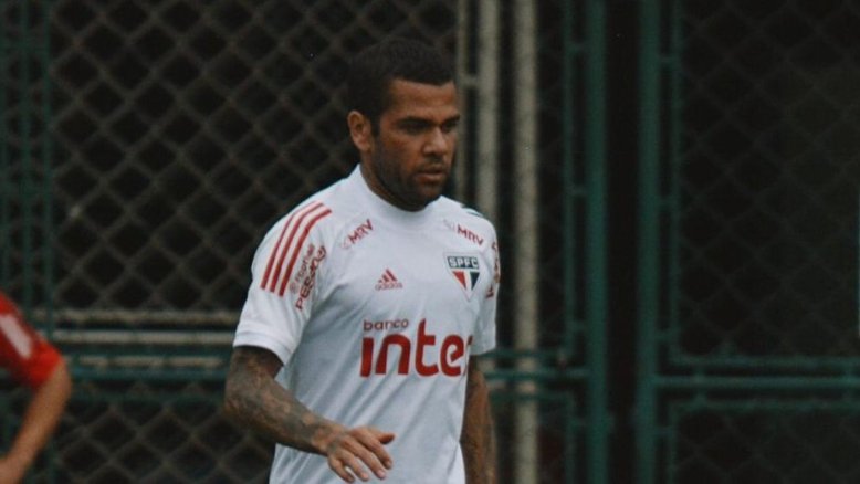 Vídeo: Líder de torcida organizada diz que Daniel Alves estava em balada, mas lateral nega
