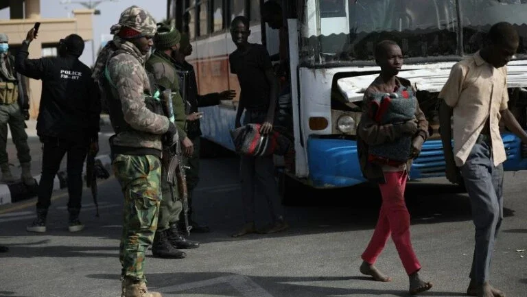 Grupo armado sequestra mais de 40 pessoas em internato na Nigéria
