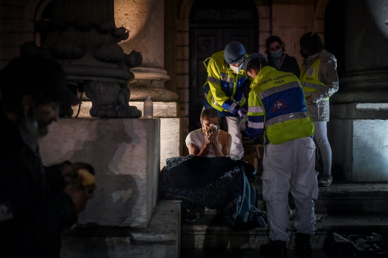 Paramédicos oferecem assistência a morador de rua em Lisboa