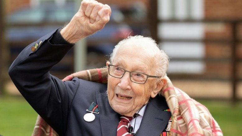 Veterano britânico que arrecadou milhões para o sistema britânico de saúde morre de Covid-19