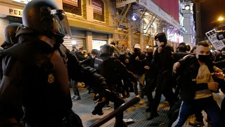 Protestos contra prisão de rapper terminam em 50 detidos na Espanha