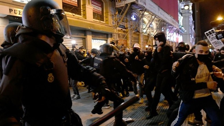 Protestos contra prisão de rapper terminam em 50 detidos na Espanha