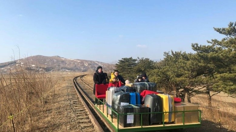 Diplomatas russos deixam Coreia do Norte empurrando carrinho ferroviário