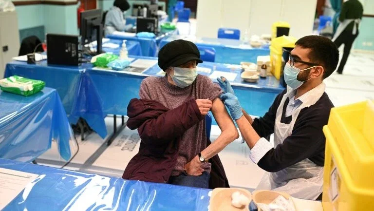Reino Unido inicia nova fase de vacinação após atingir meta de 15 milhões de vacinados