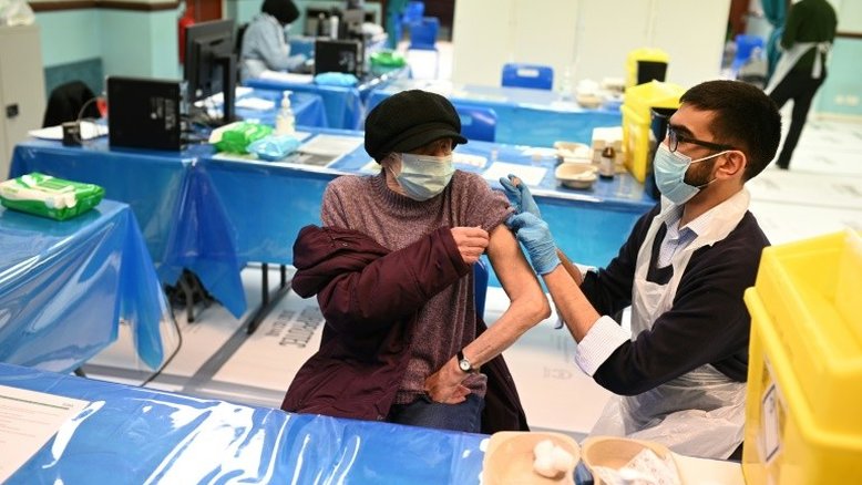 Reino Unido inicia nova fase de vacinação após atingir meta de 15 milhões de vacinados