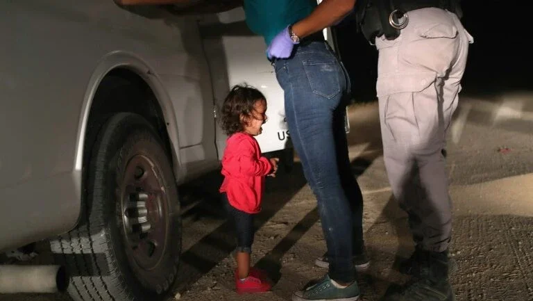Reunificação de famílias de migrantes separadas por Trump é um desafio logístico