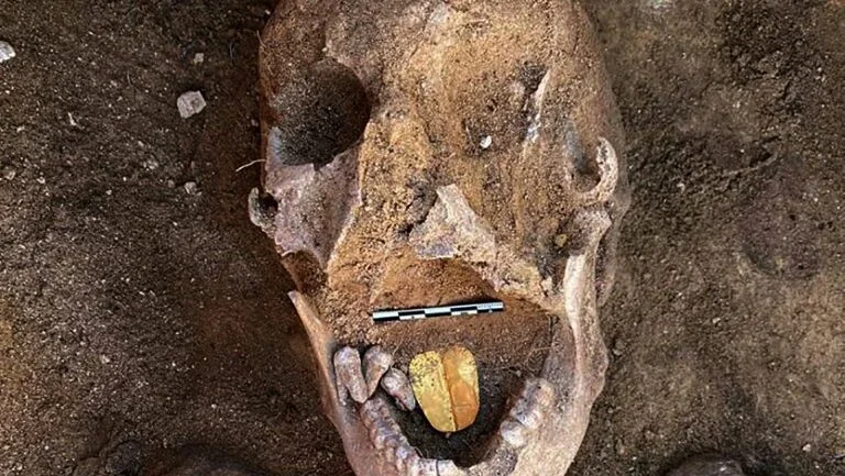 Missão arqueológica descobre múmias com línguas de ouro perto de Alexandria