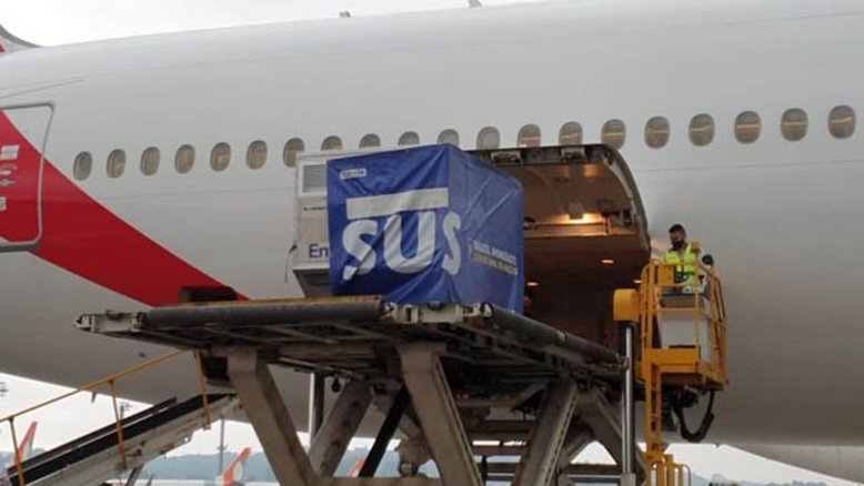 Avião com 2 milhões de vacinas de Oxford chega a São Paulo